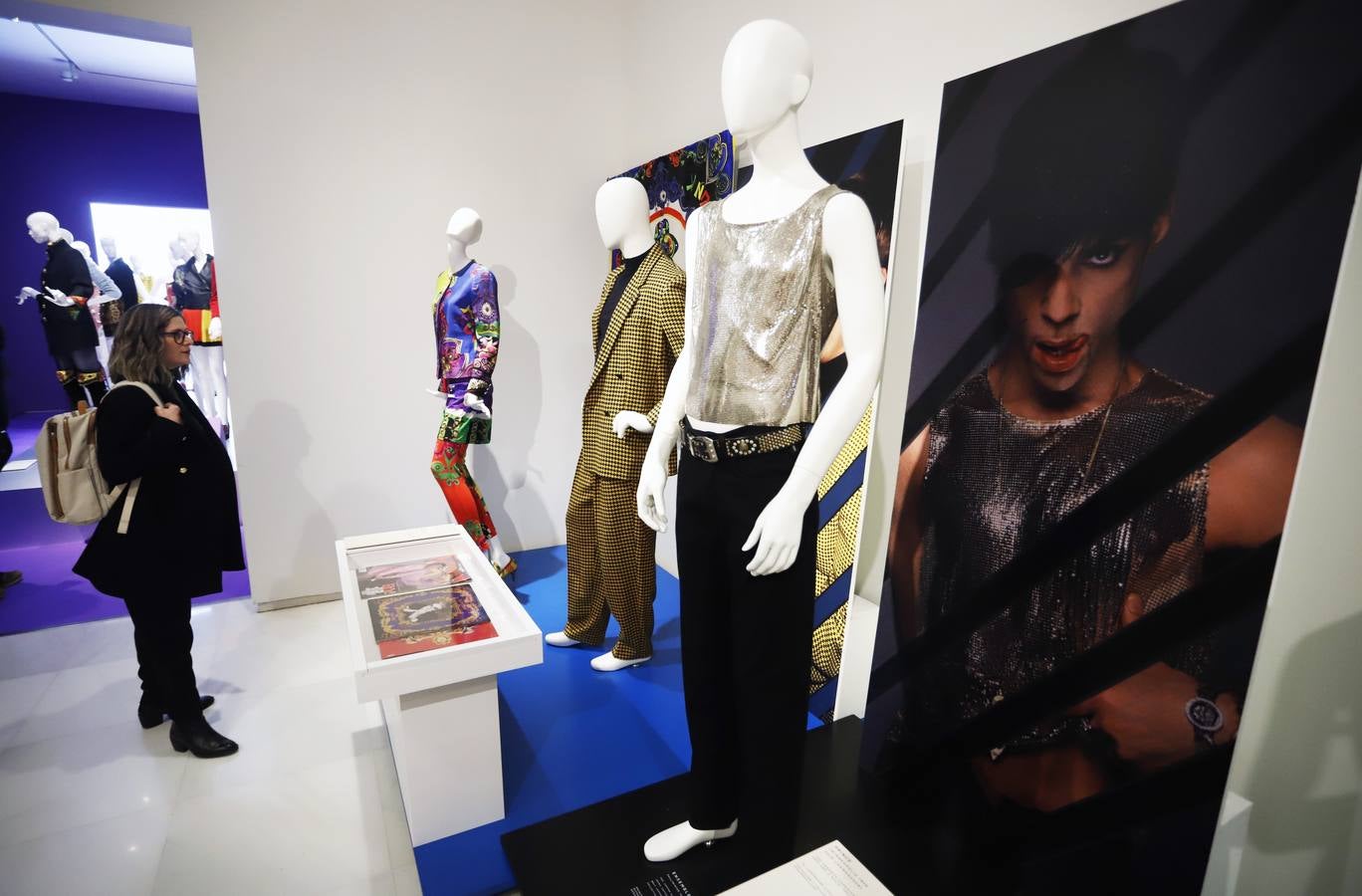 La exposición cuenta con algunos de los modelos icónicos del diseñador italiano Versace