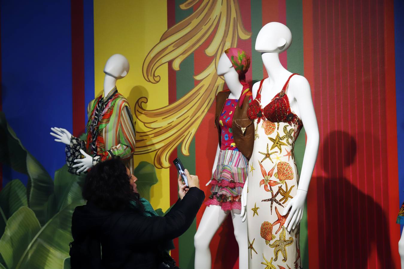 La exposición cuenta con algunos de los modelos icónicos del diseñador italiano Versace