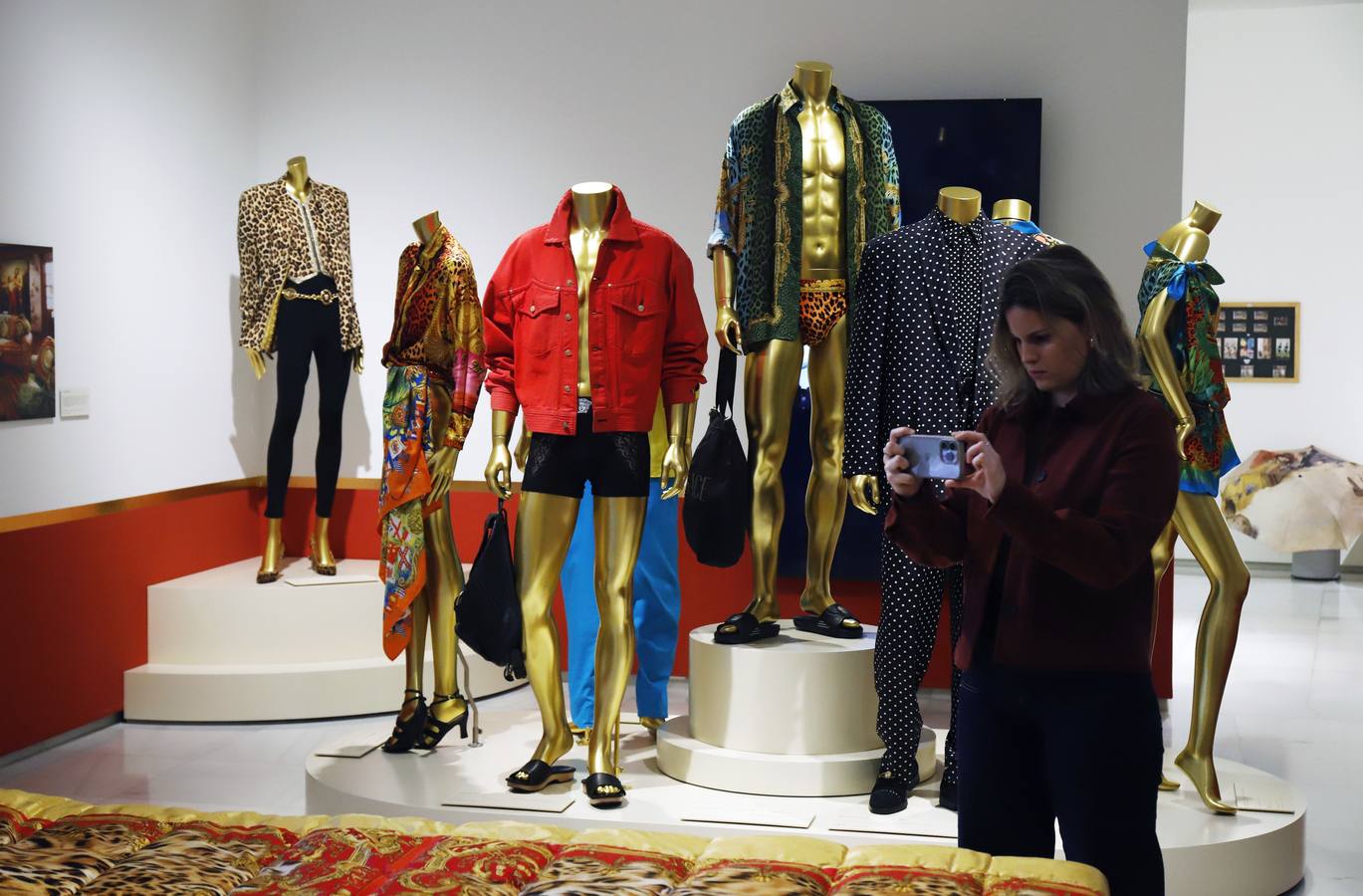 La exposición cuenta con algunos de los modelos icónicos del diseñador italiano Versace