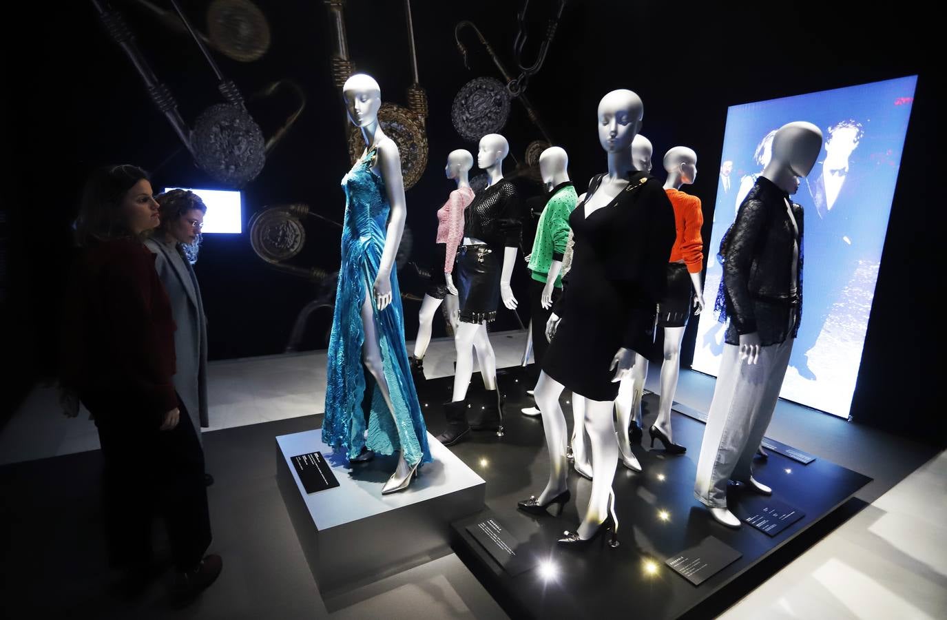 La exposición cuenta con algunos de los modelos icónicos del diseñador italiano Versace