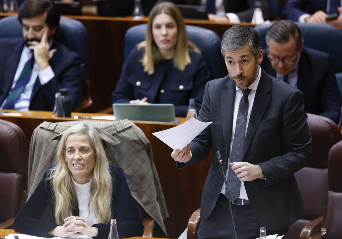 El consejero de Presidencia de la Comunidad de Madrid, Miguel Ángel García Martín (d) este jueves durante la Asamblea de Madrid