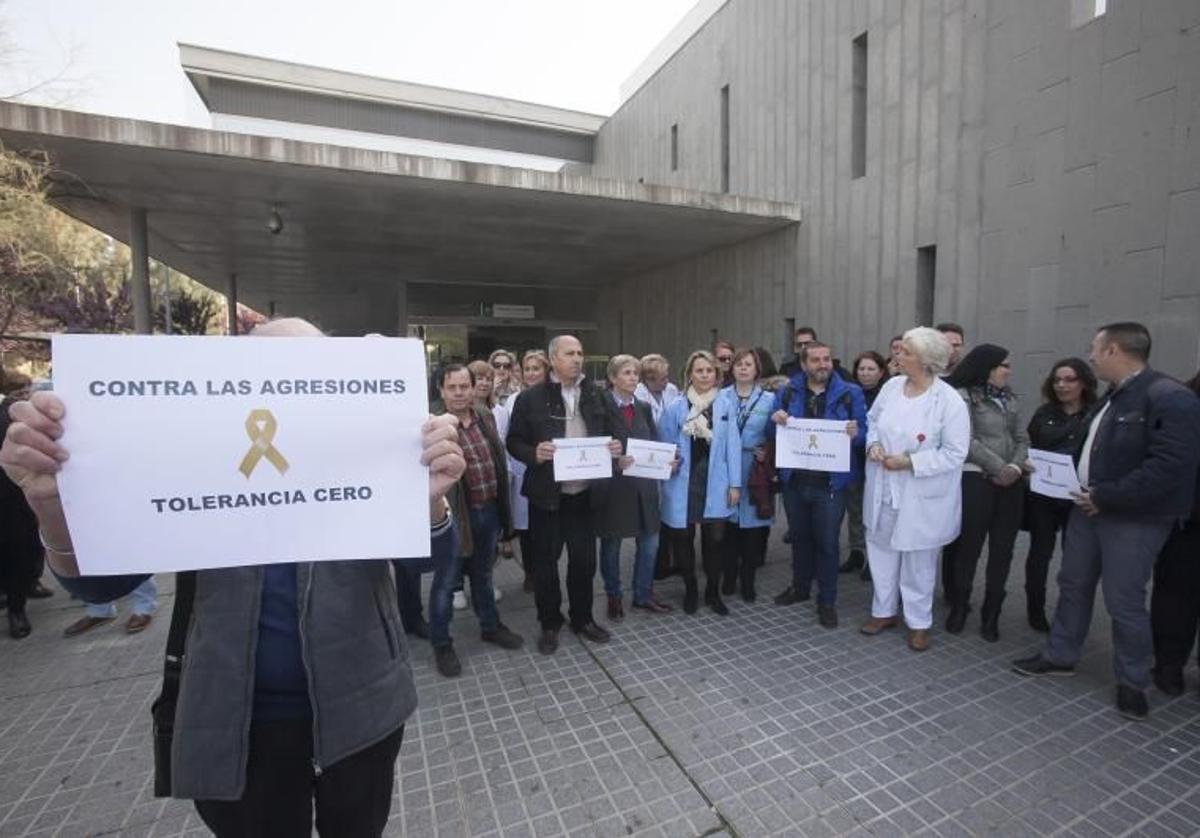 Imagen de archivo de una concentración contra las agresiones al personal sanitario