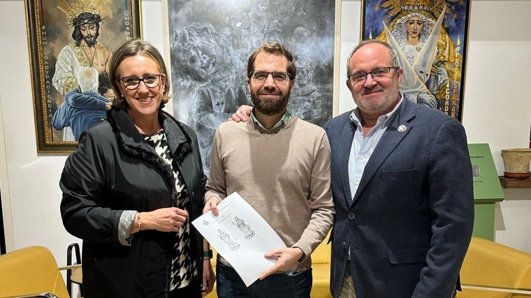 María José Sánchez, Jesús de Julián, con el boceto de las virtudes, y Julio Mifsut