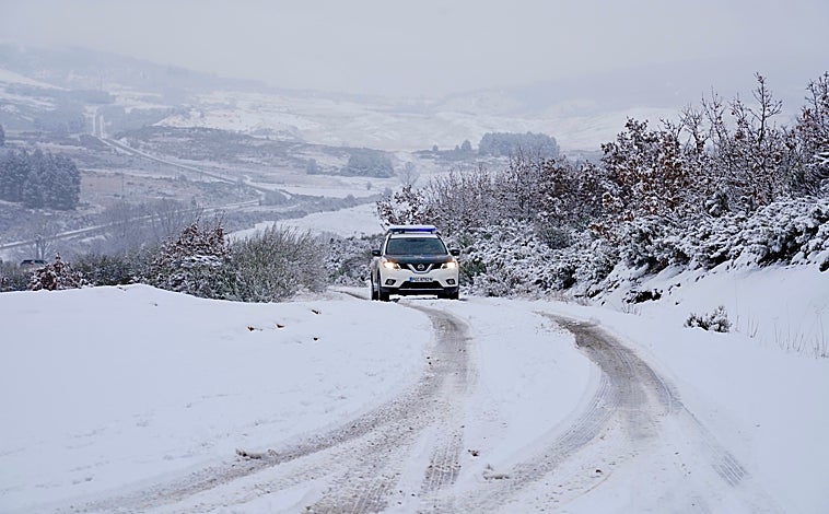 Imagen principal - Arriba, el municipio leonés de Oterico; sobre estas líneas, un autobús atascado en la localidad palentina de Guardo y nieve en la capital burgalesa