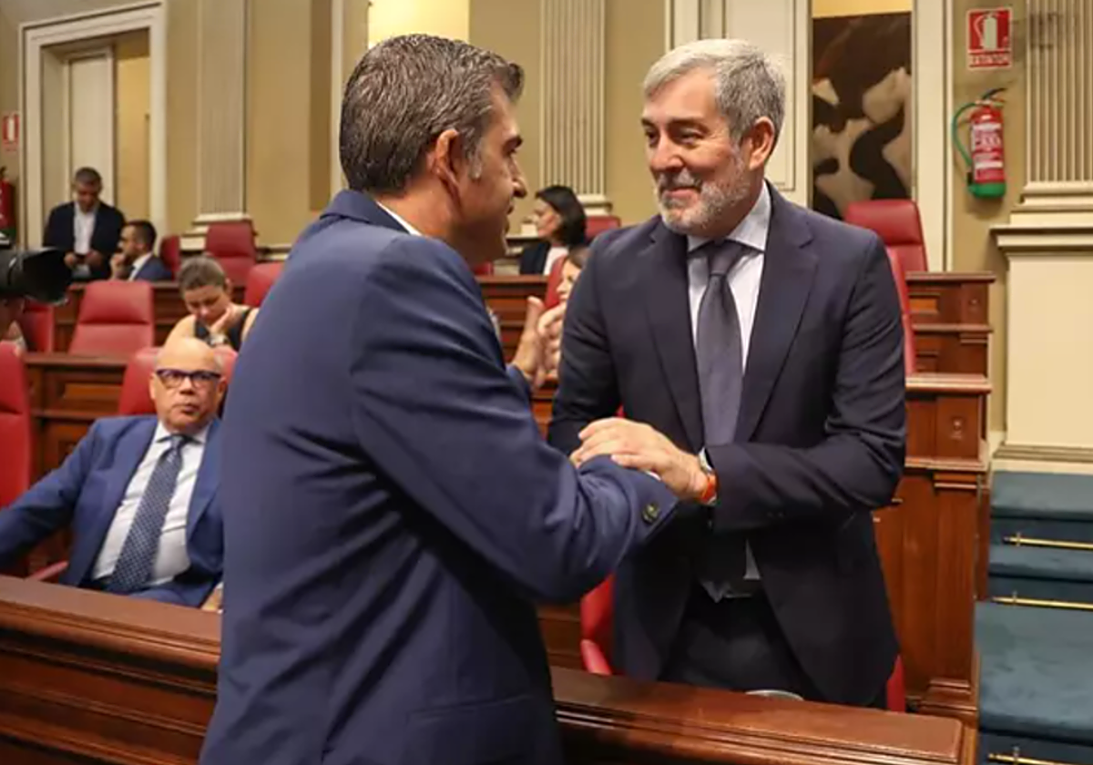 Manuel Domínguez y Fernando Clavijo se saludan durante el debate de investidura