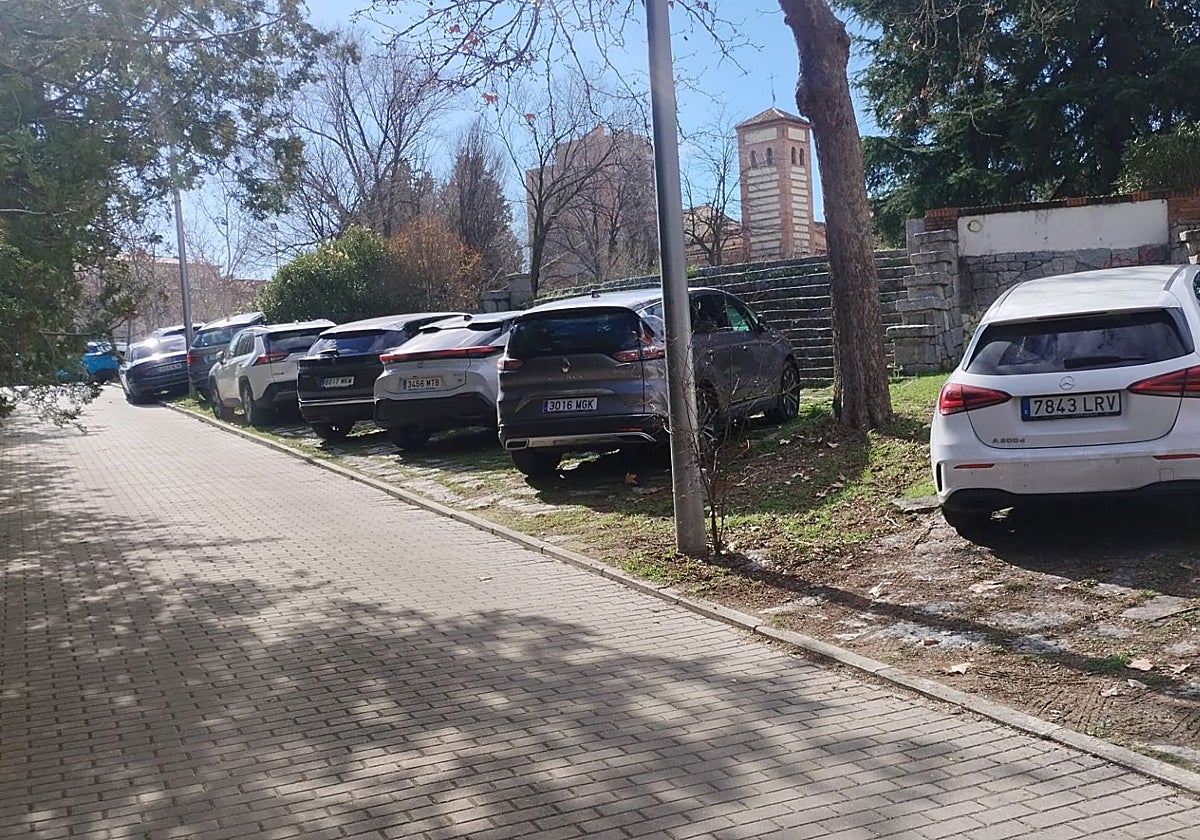 Coches mal aparcados en la Casa de Campo, el pasado fin de semana