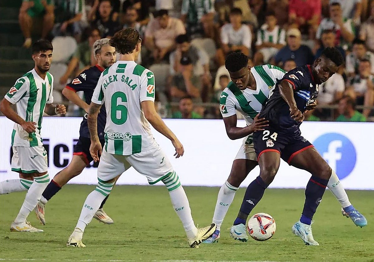 Marvel pelea con un delantero rival por el balón