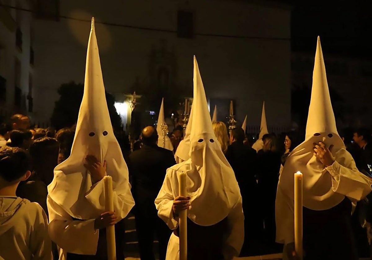 Nazarenos de la Salud de Puerta Nueva, en su estación de penitencia