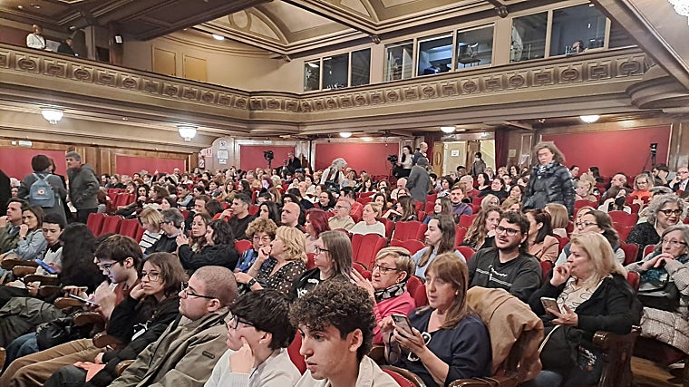 El patio de butacas del teatro Isabel la Católica, casi lleno para recibir a la actriz