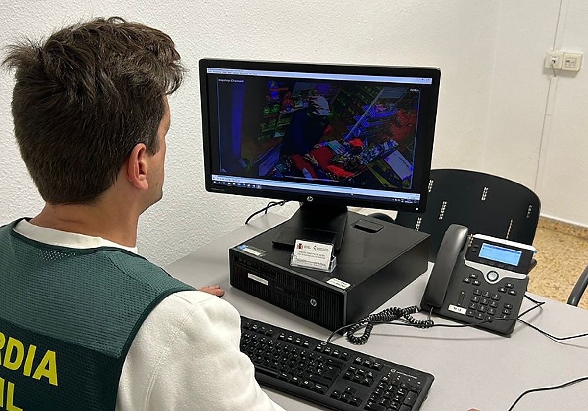 Un investigador de la Guardia Civil revista imágenes captadas del atraco en Altea