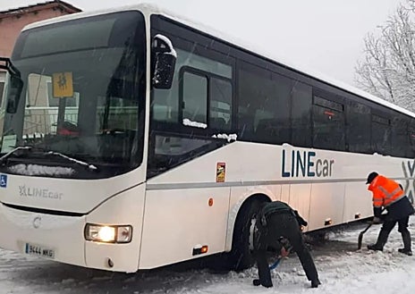 Imagen secundaria 1 - Arriba, el municipio leonés de Oterico; sobre estas líneas, un autobús atascado en la localidad palentina de Guardo y nieve en la capital burgalesa
