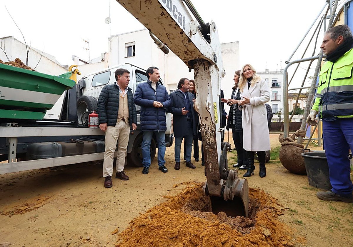 Inicio de la plantación de seis almezos en el antiguo Cine Andalucía