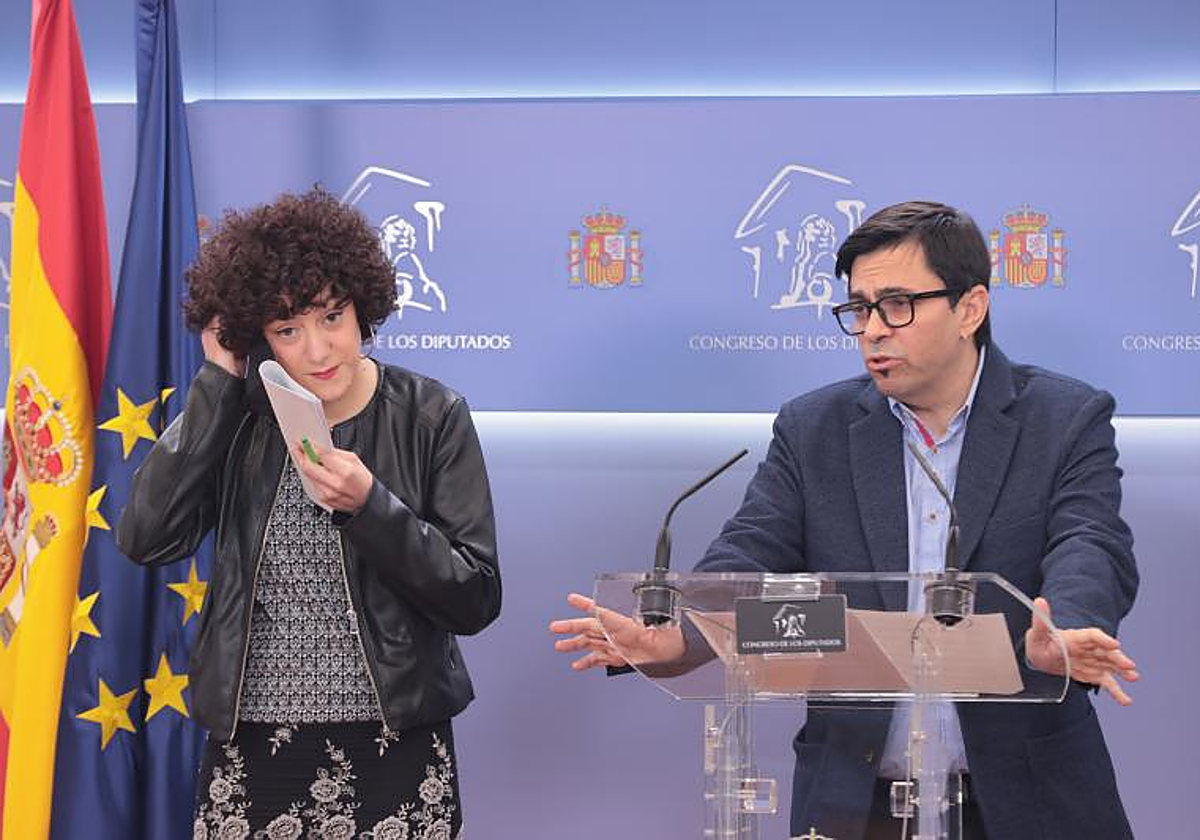 Aina Vidal y Gerardo Pisarello, durante una rueda de prensa en el Congreso, en 2022