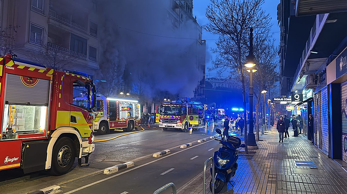 Policía Local y Bomberos desplegados junto al incendio en un bingo en el centro de Valencia