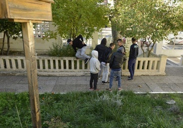 Madrid ve improvisado el reparto de menores inmigrantes y cree que el Gobierno central es «el último transportista de las mafias»