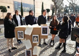 Velázquez, Morcillo y Lozano con alumnos del colegio Divina Pastora