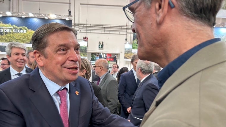 El ministro de Agricultura, Luis Planas, saluda al presidente del Consejo Regulador de la DOP Jumilla, Silvano García