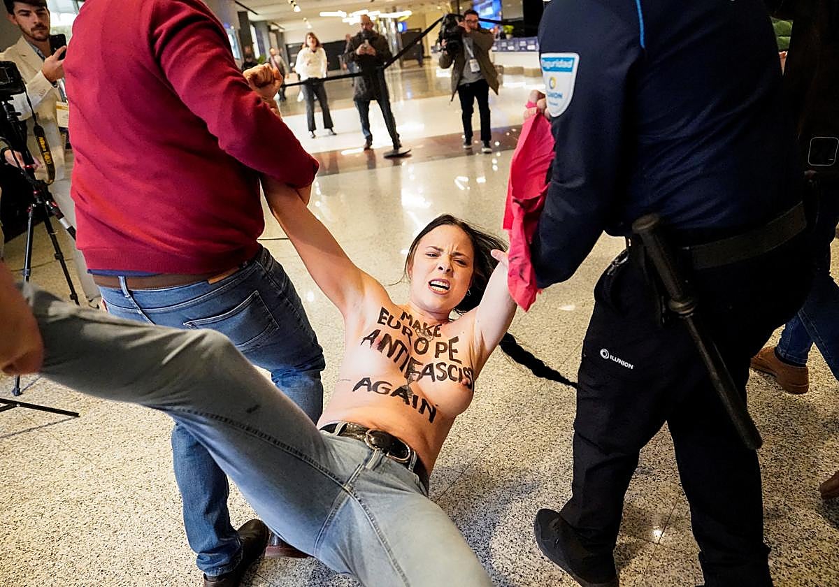 Una activista de Femen interrumpe la cumbre de Patriots