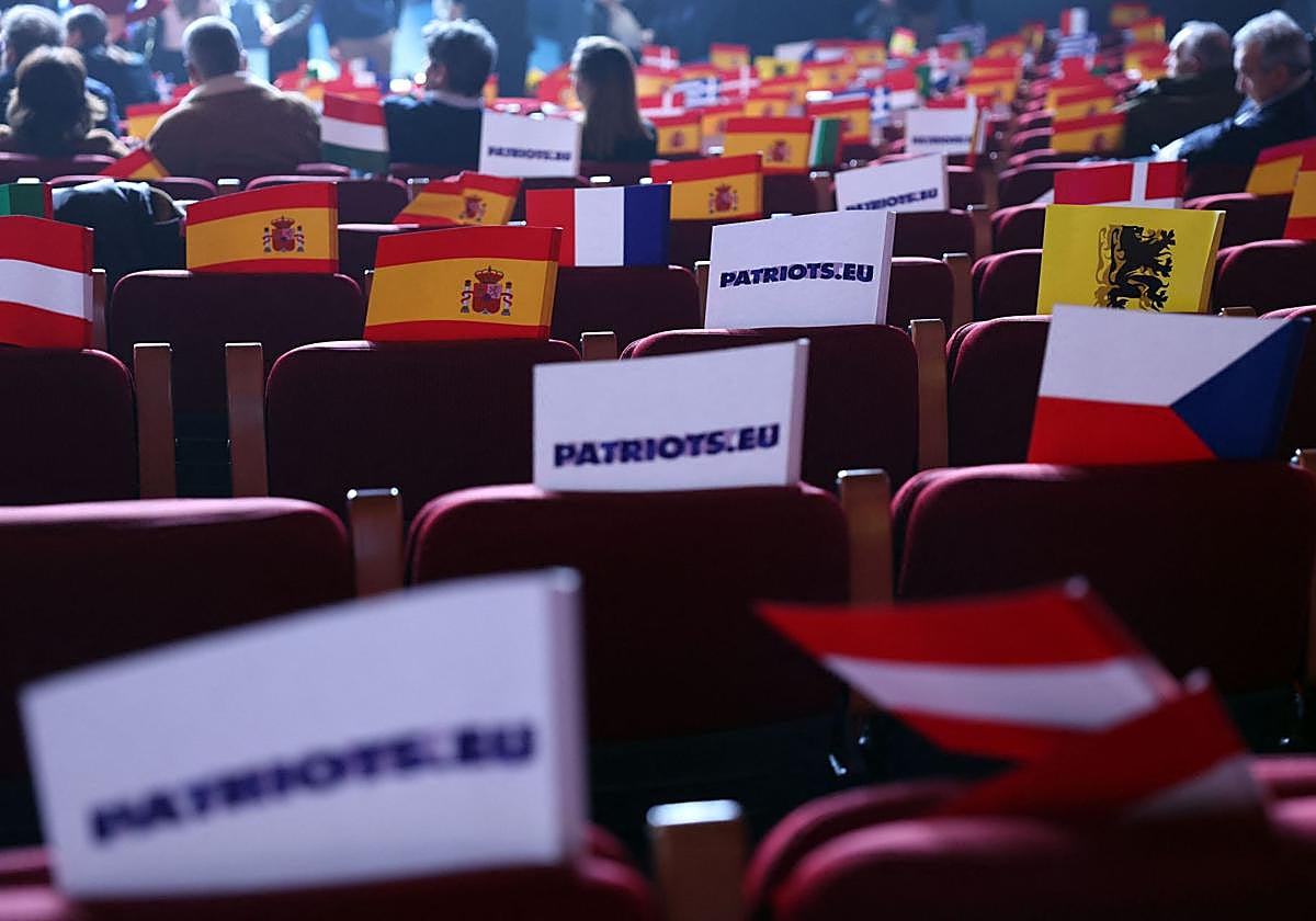 Cientos de banderas coparon los asientos de la cumbre de Patriots en Madrid