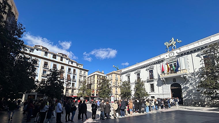 Cola de personas para hacerse una foto con una réplica de la estatuilla