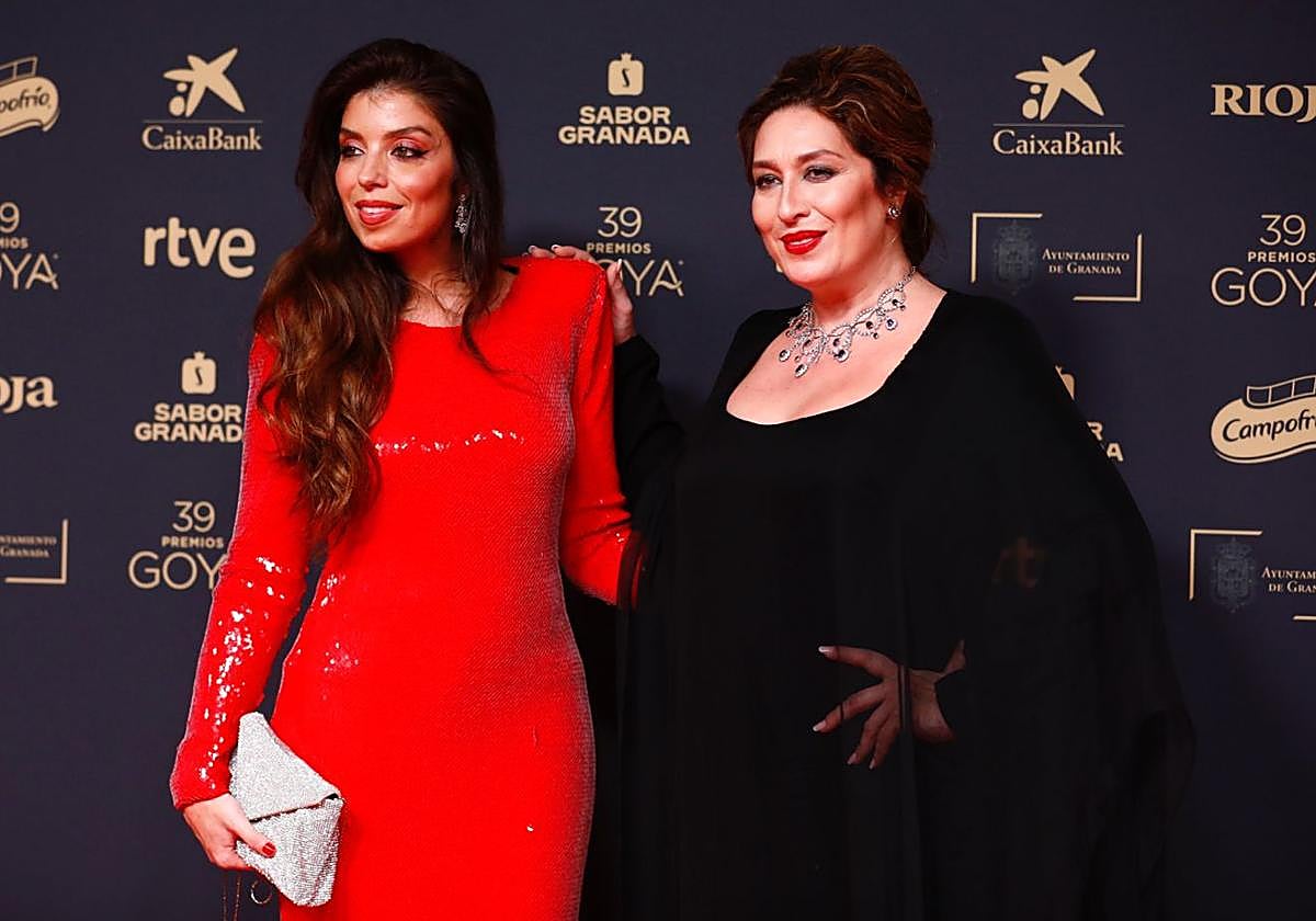Soleá y Estrella Morente posando en la alfombra roja de los Premios Goya