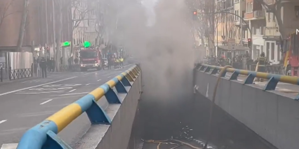 El incendio de dos coches eléctricos en un parking genera una gran columna de humo en Moncloa