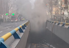 El incendio de dos coches eléctricos en un parking genera una gran columna de humo en Moncloa