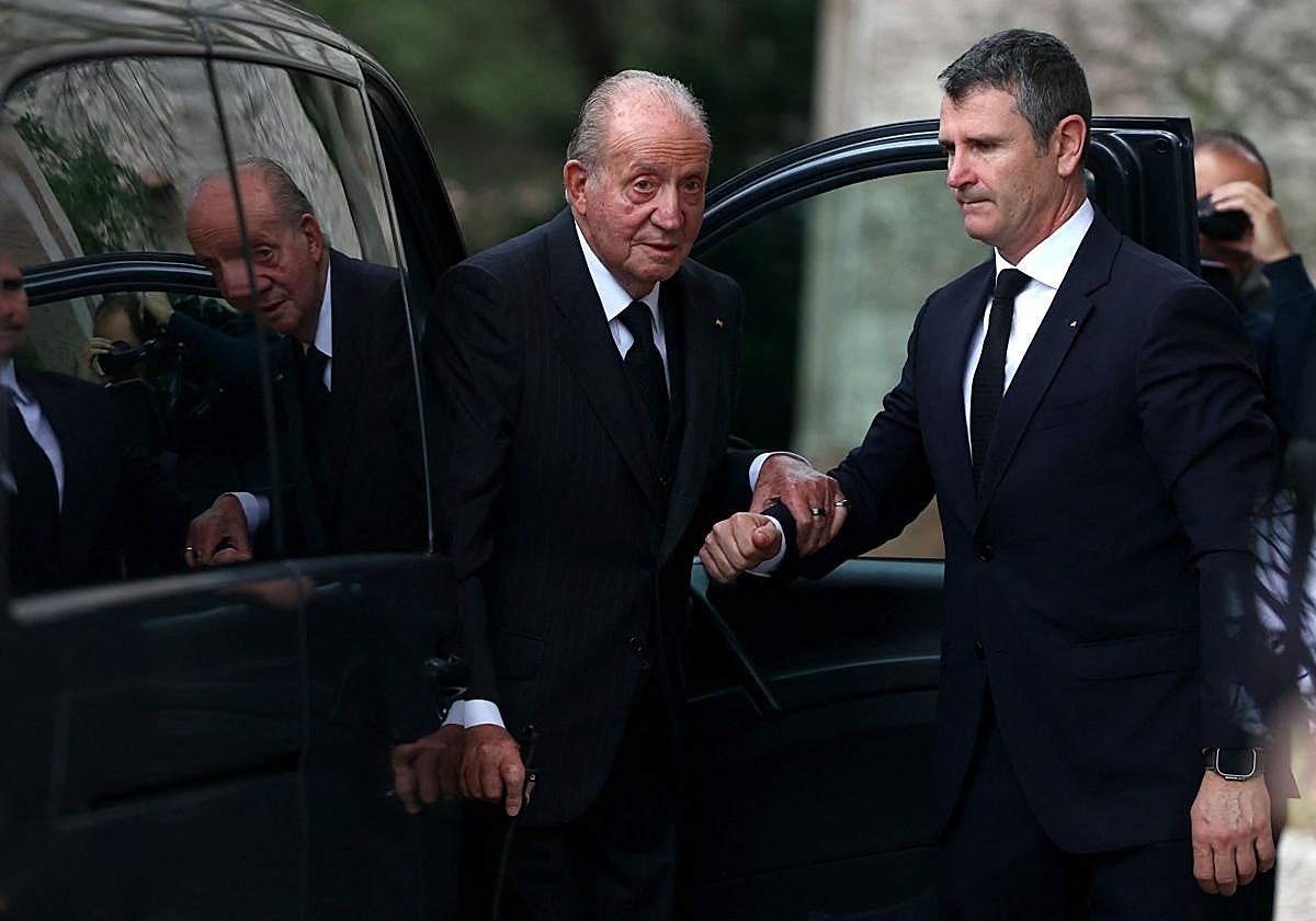 Juan Carlos I a su llegada al funeral de Karim al Hussaini Aga Khan IV en Lisboa
