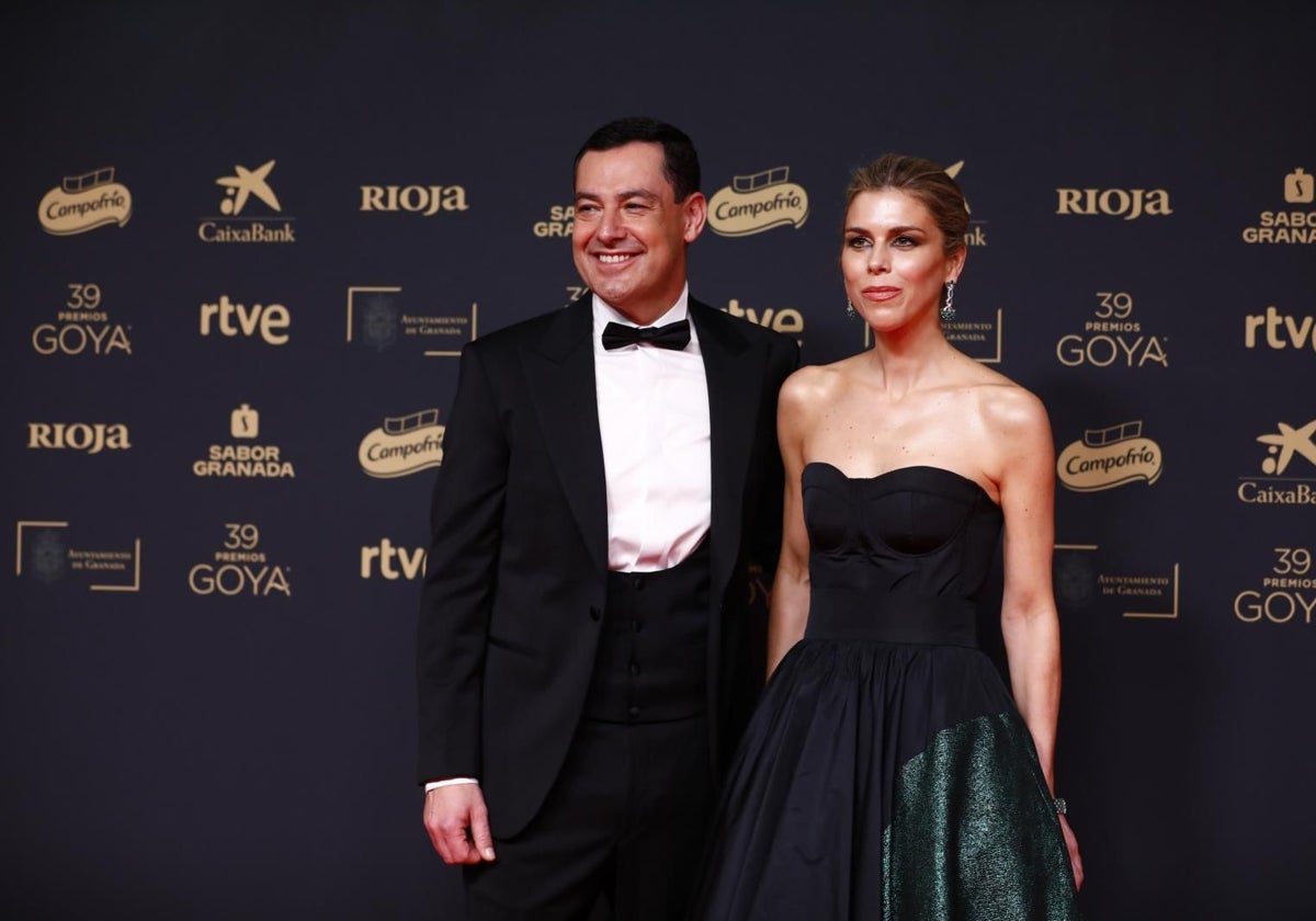 El presidente de la Junta Andalucía, Juanma Moreno, junto a su mujer, Manuela Villena, en la gala de los Premios Goya