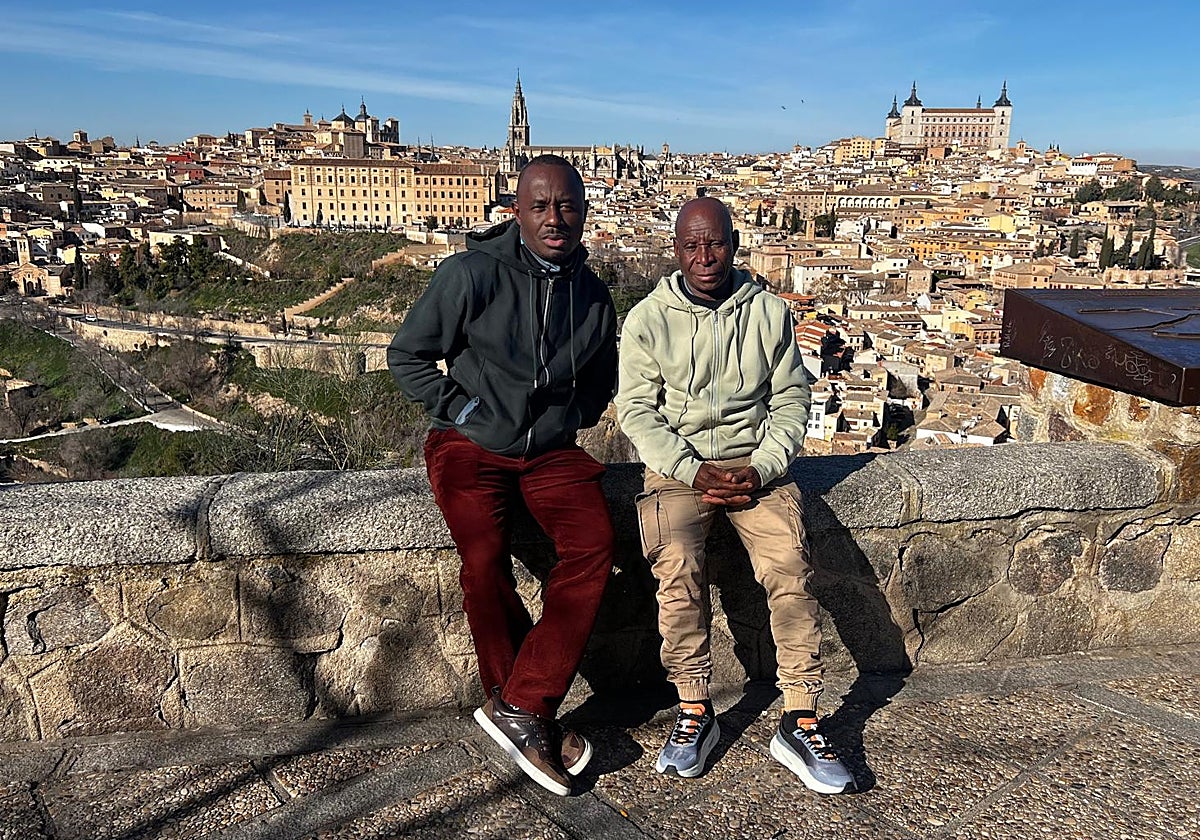 Luc Ndeloua y Timothëe Emini, pigmeos bakas, durante su visita a la ciudad de Toledo