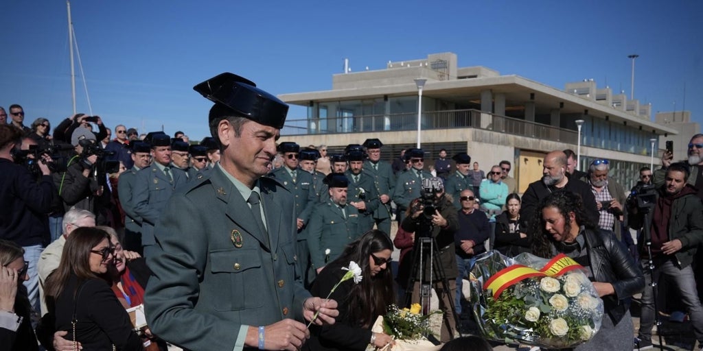 Lágrimas, flores y honor en el recuerdo a Miguel Ángel y David en Barbate: «Sus muertes no pueden ser en vano»