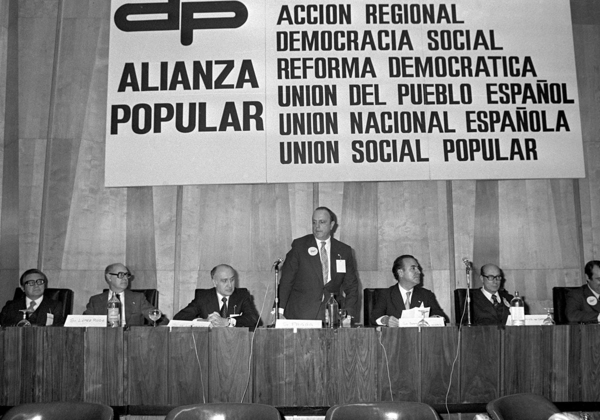 Manuel Fraga (centro) durante el primer congreso de Alianza Popular, predecesor del PP, en 1977