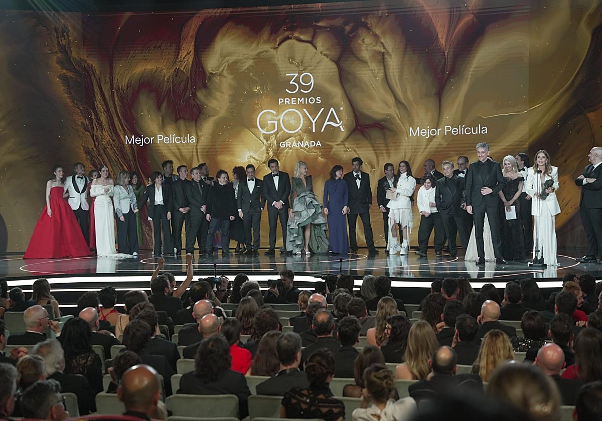 A la derecha, vestida de blanco y con el Goya a la mejor película para 'El 47' en la mano, la productora zamorana Laura Fernández Espeso