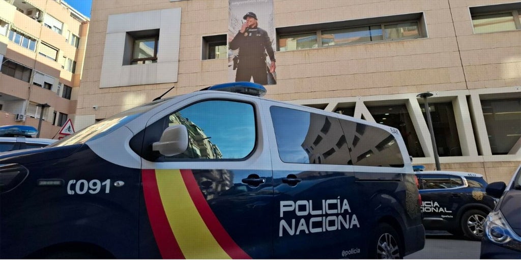 La Policía sorprende in fraganti a dos ladrones agazapados dentro de una vivienda en Alicante