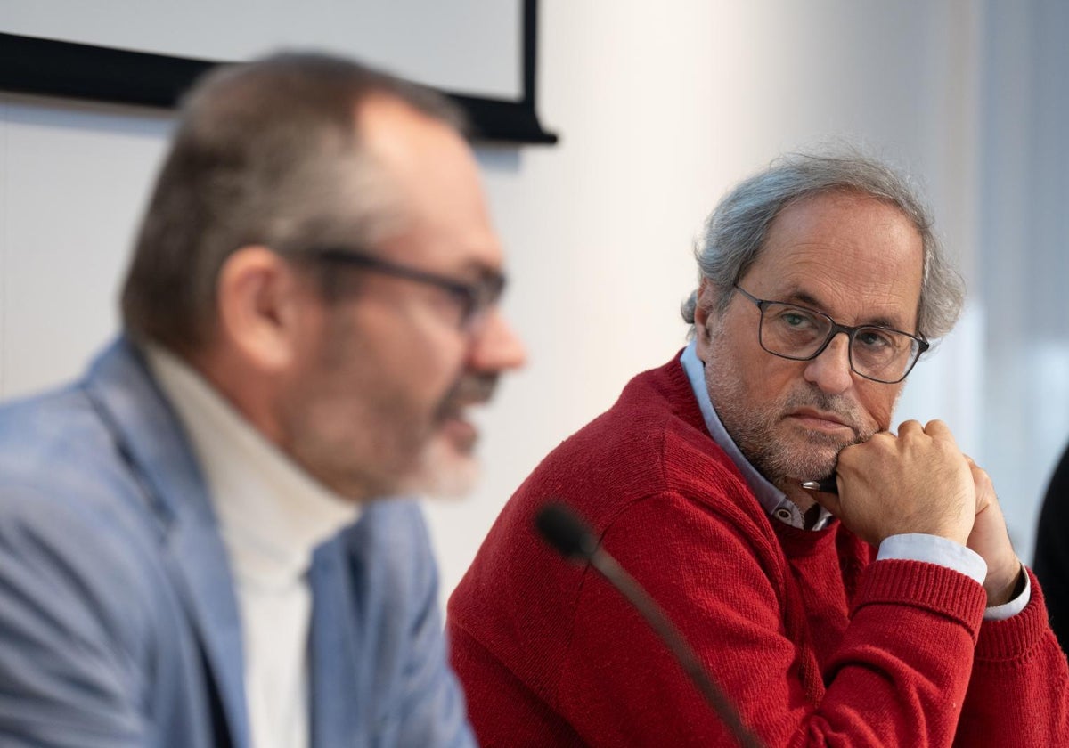 Torra (d), junto a su abogado Josep Costa, el pasado jueves, al anunciar otra demanda ante el TEDH por el espionaje con Pegasus