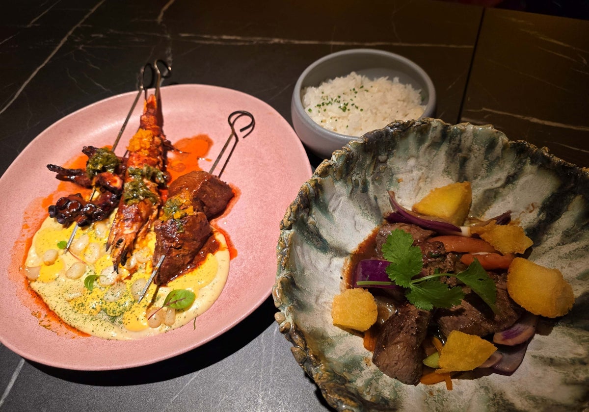 A la izaquierda, la trilogía anticuchera de gambón, lomo fino y pulpo que se ha creado especialmente para el tardeo con pisco sour, y a la derecha, lomo tradicional presentado con la técnica del wok