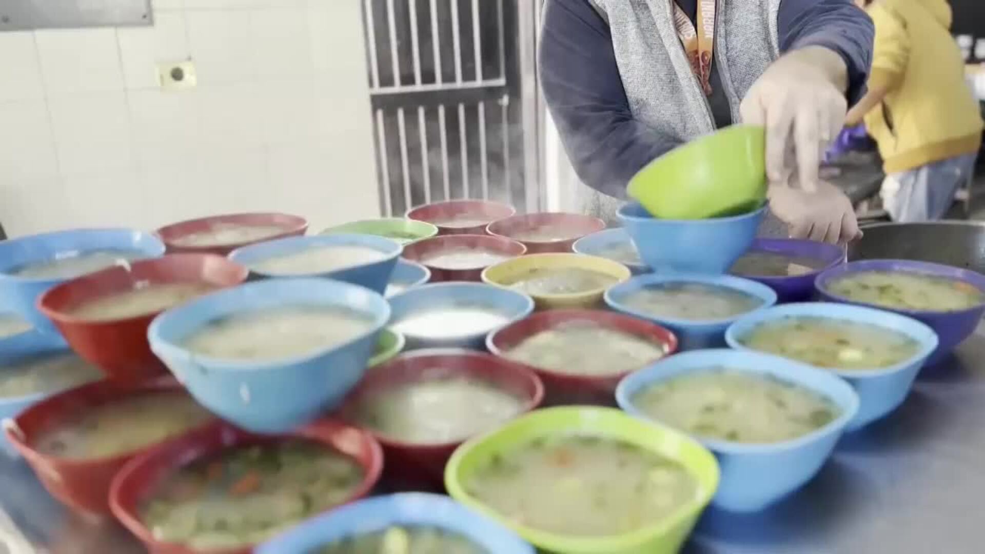 Migrantes continúan su avance hacia la frontera pese a mayor vigilancia y llegada de Trump