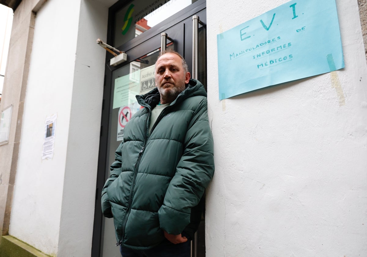 José Ángel Ríos, este lunes, frente a la oficina de la Seguridad Social de Ferrol