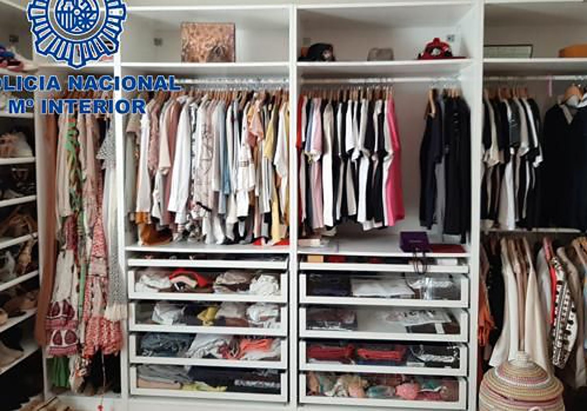 Imagen policial del vestidor que tenía Cayetana en su vivienda