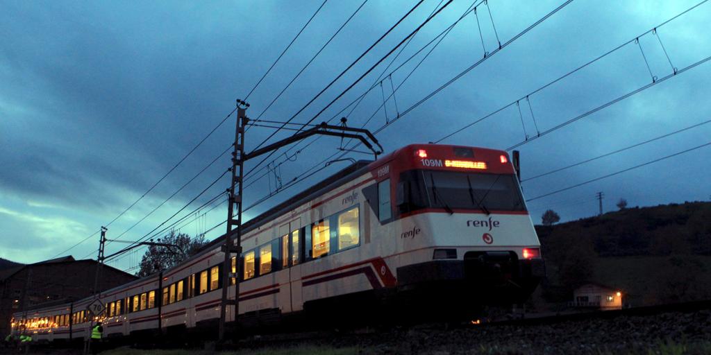 Renfe denuncia la agresión a dos viajeros en una estación de Vizcaya por un grupo de grafiteros