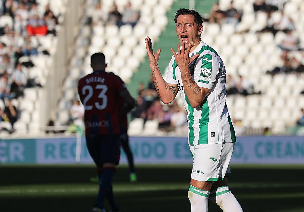 Carracedo protesta una acción ante el Huesca en El Arcángel