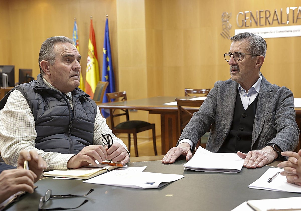 El vicepresidente segundo de la Generalitat, Francisco José Gan Pampols, y el comisionado especial del Gobierno para la reconstrucción tras la dana, José María Ángel, durante al reunión de este lunes