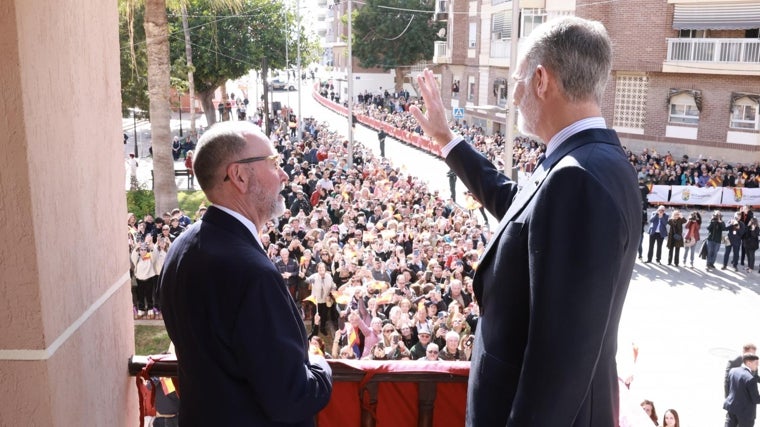 El monarca saluda a la multitud junto al alcalde de El Campello, Juanjo Berenguer