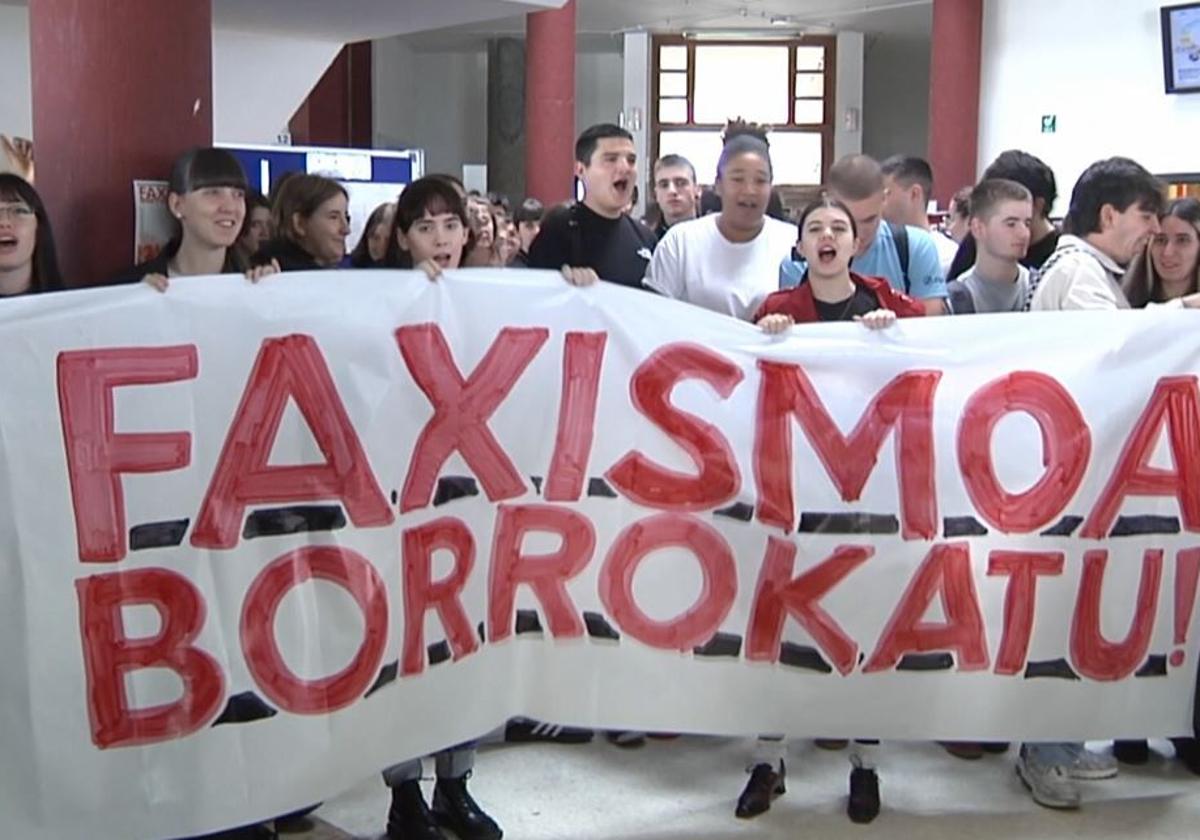 Protestas en la UPV contra el profesor antes de ser expulsado.