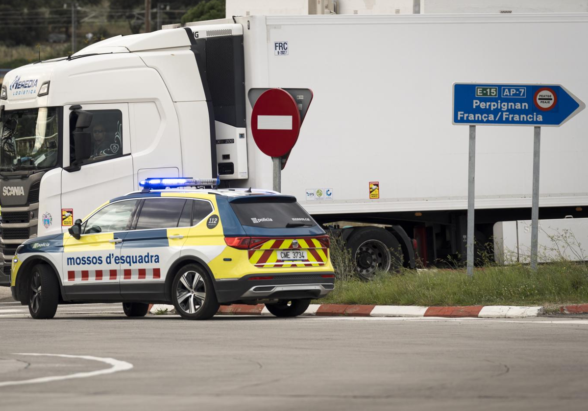 Mossos d'Esquadra regulando el tráfico a la entrada de la autopista AP-7 a su paso por La Junquera (Gerona), en 2024