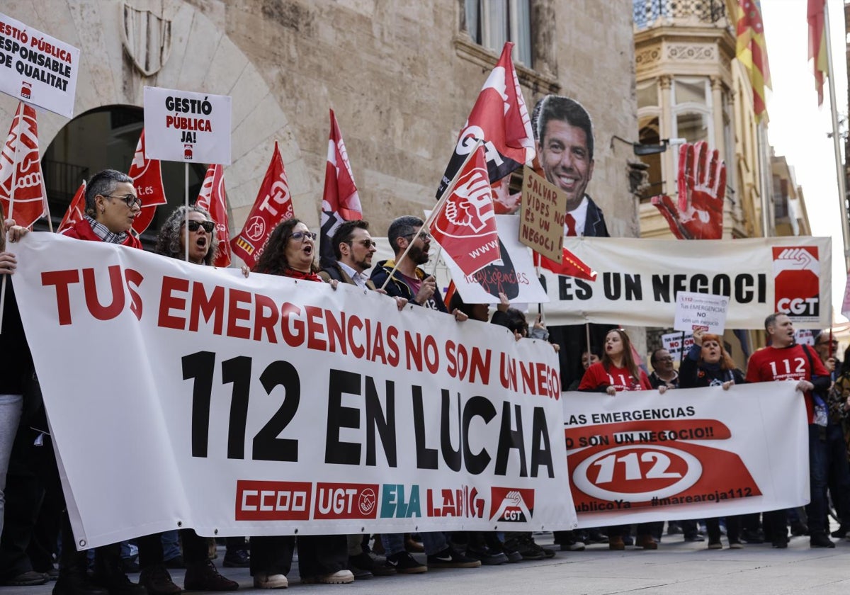 Decenas de trabajadores se concentran por una gestión pública del servicio 112 en Valencia