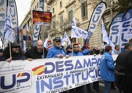 Decenas de policías protestan por el traspaso de inmigración a los Mossos: «No vamos a consentir una amenaza tan grave para la seguridad de España»