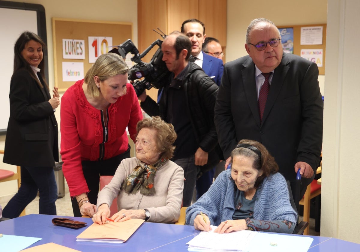 Isabel Blanco y Alejandro Vázquez, ayer junto a Conrado Íscar en la residencia 'Cardenal Marcelo' de Valladolid