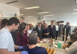 Los Reyes apoyan con su visita al Hospital de Parapléjicos su trabajo integral por la lesión medular desde hace 50 años