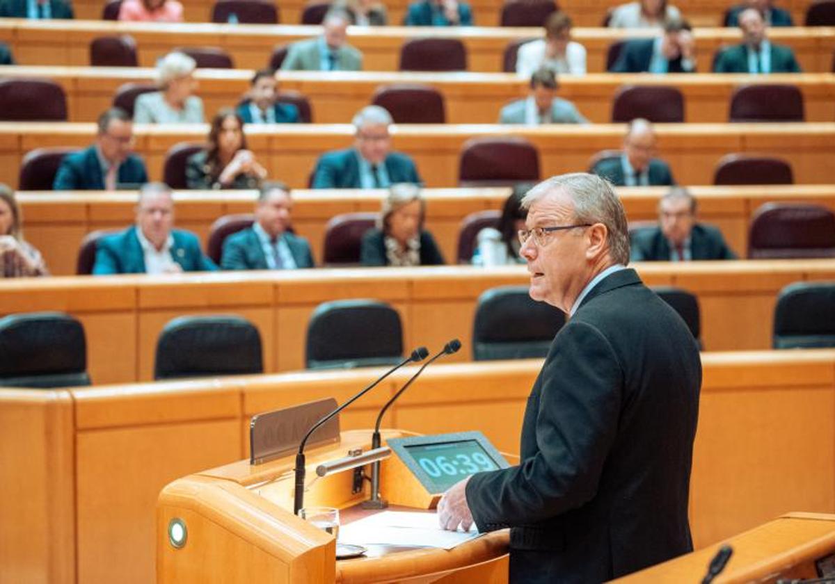 El senador del PP, Antonio Silván, interviene en la sesión plenaria del Senado
